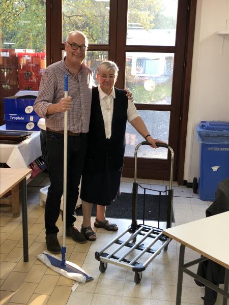 Lieven en zuster Marie-Louise na afloop poetsen de zaal en poseren voor de foto! © Alexander Vandaele