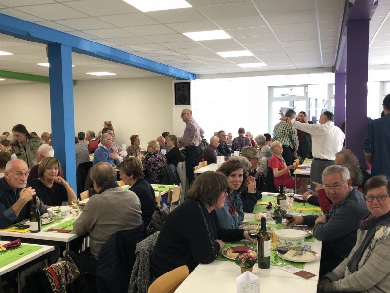 Parochiefeest = lekker eten en veel mensen ontmoeten © Alexander Vandaele