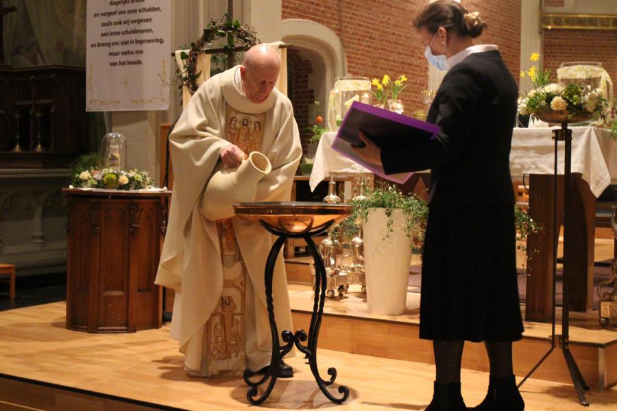 Water wordt in de doopvont gegoten © RvH