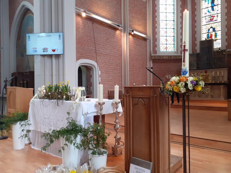 Het mooi versierde altaar en de paaskaars © RvH