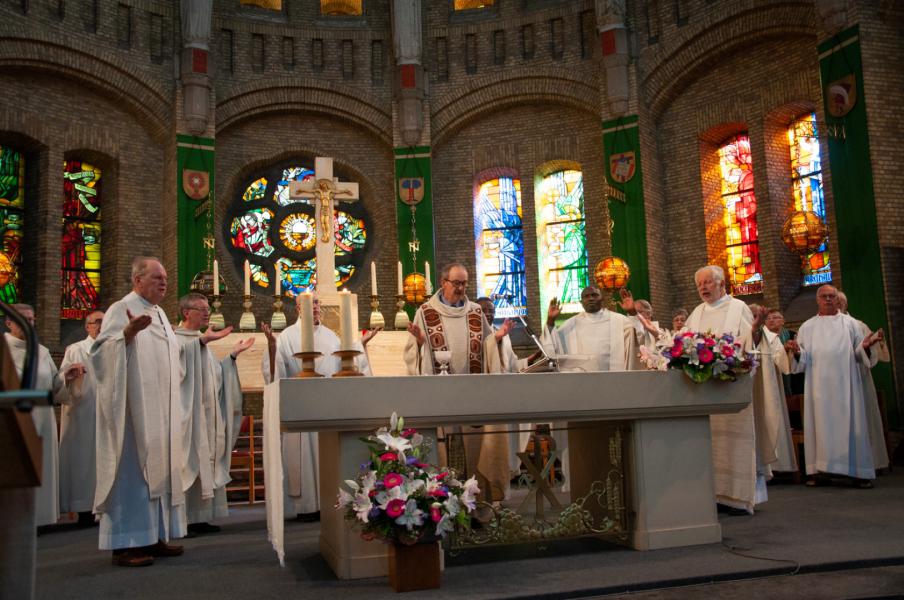 de concelebrerende priesters tijdens het Onze Vader © Annelies Van Heyst