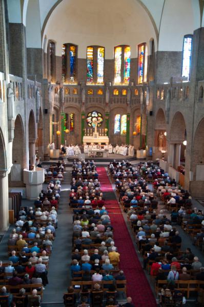 een volle kerk © Annelies Van Heyst