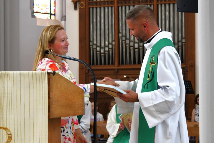 Pater Damian en zijn diploma. © Grzegorz Fiedorczuk