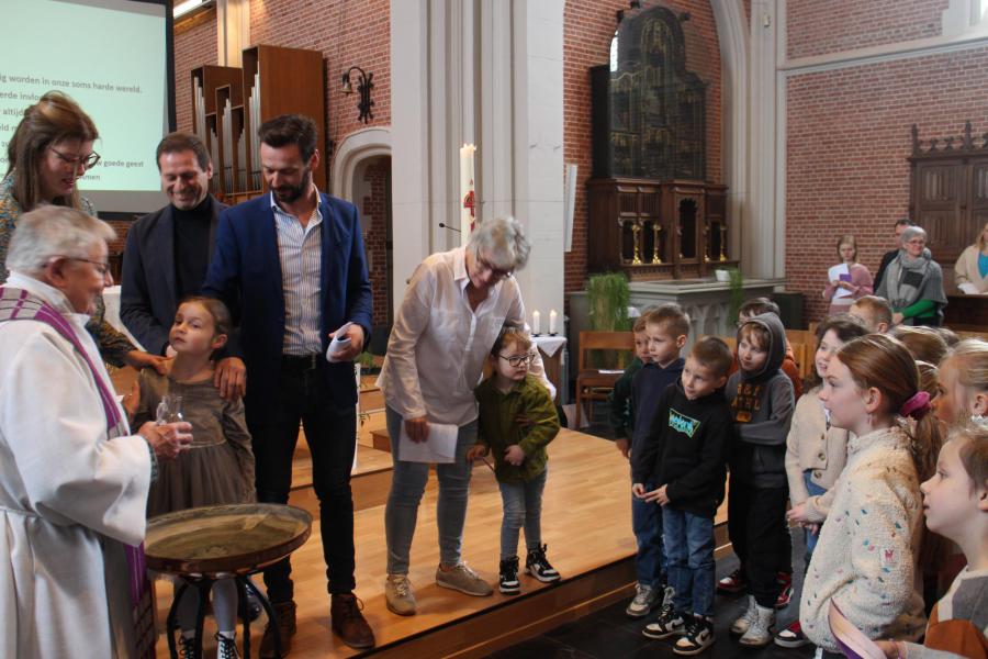 De eerste communicanten mochten het allemaal van heel nabij meemaken © RvH