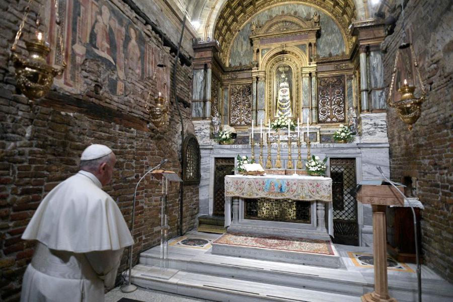 P. Franciscus voor het beeld van O.L.Vr. van Loreto 