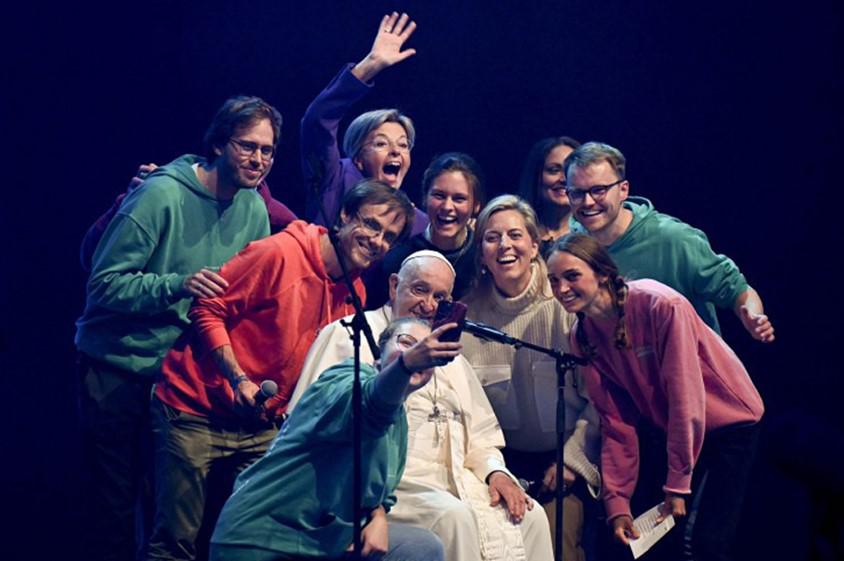 Paus bezoekt Hope Happening © Kerknet