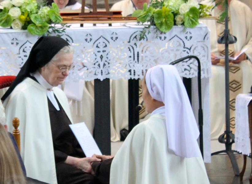 Zuster Marie Paul Thérèse spreekt haar plechtige geloften uit in de handen van de priorin. © Karmel Vilvoorde