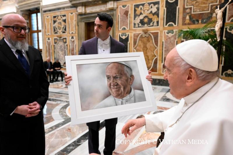 Pre Petri Sede overhandigde ook een fraai geschenk aan de paus © Vatican Media