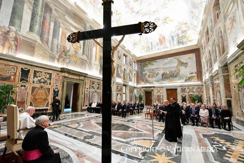 Paus Franciscus vergeleek de vrijgevigheid met de solidariteit van de eerste christenen in de vroege Kerk © Vatican Media
