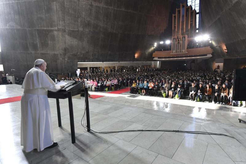 Franciscus ontmoette 900 jongeren © Vatican Media