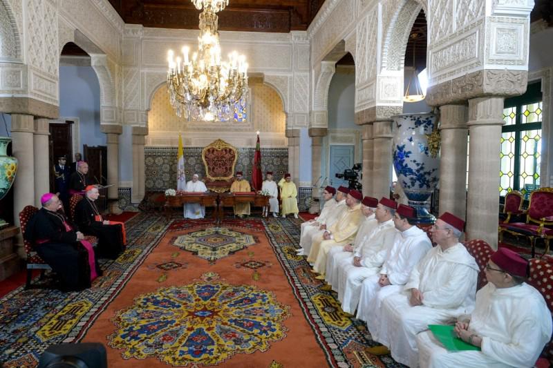 Paus Franciscus werd bij aankomst ontvangen door de Marokkaanse koning © Vatican Media