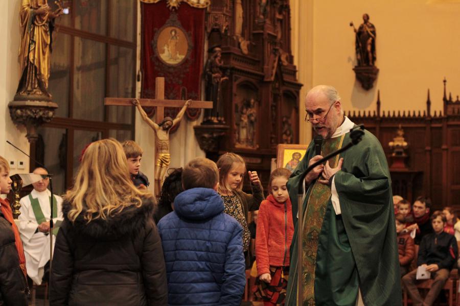 Het thema dat wordt toegelicht is 'welkom in de kerk'. © Kerk Stekene en Sint-Gillis-Waas