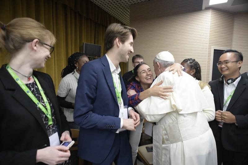 Paus Franciscus ontmoet de jonge sprekers © Siciliani-Gennari/SIR