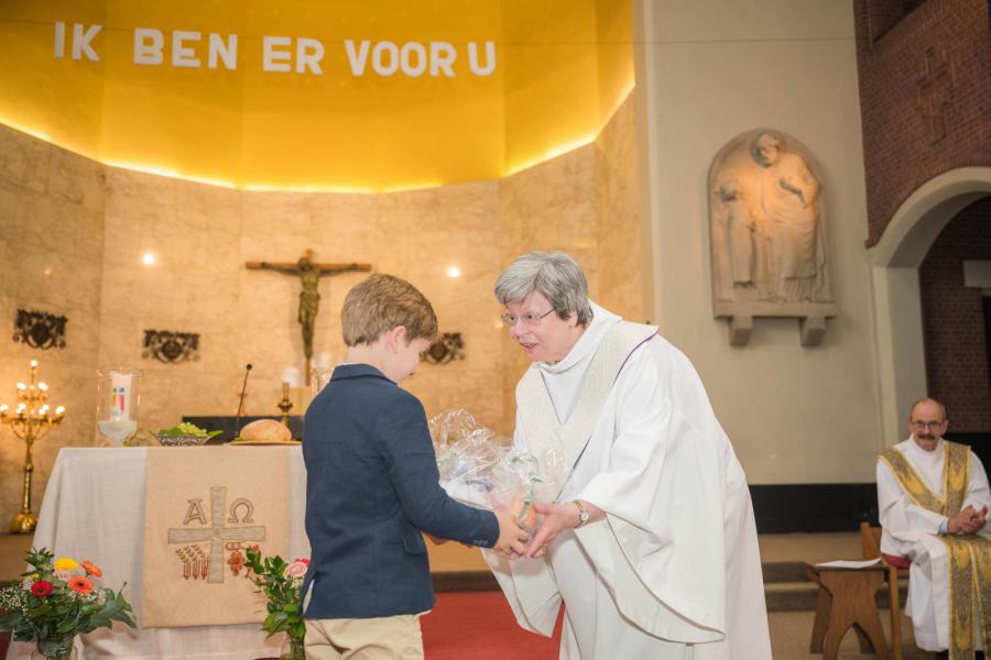 Beleidsondersteuner Leen bedankte Mia die een attentie in ontvangst mocht nemen © Sandra Janssen en Wim Duysburgh
