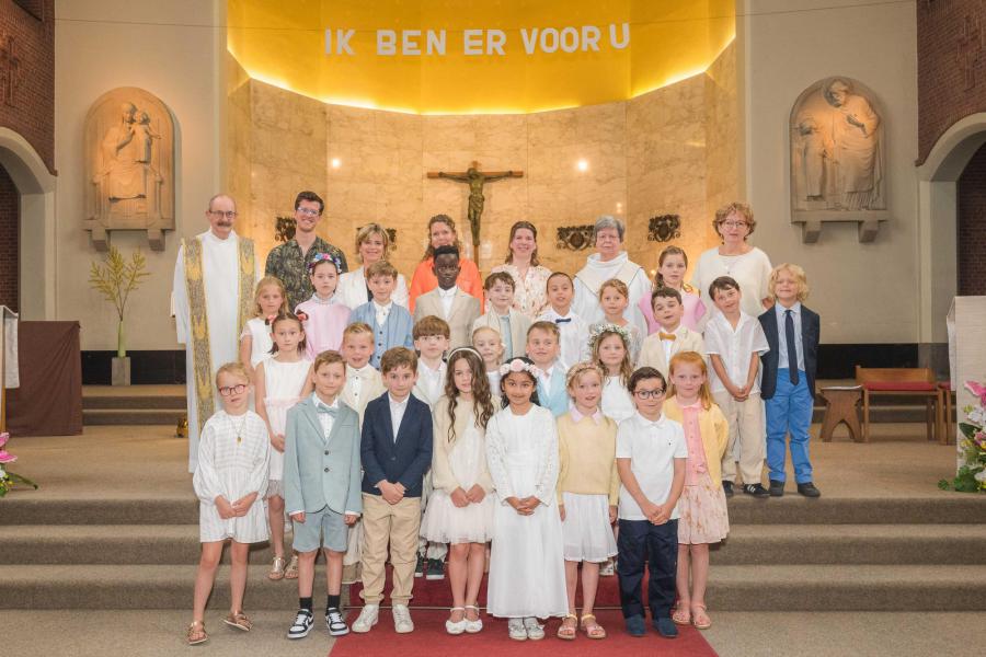 een groepsfoto: de 25 kinderen, pastoor Ronald, Mia en de hele ploeg van OLV Pulhof © Sandra Janssen en Wim Duysburgh
