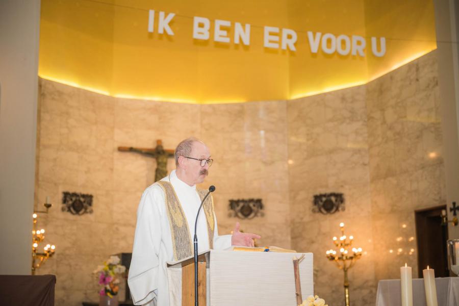 pastoor Ronald tijdens de homilie © Sandra Janssen en Wim Duysburgh