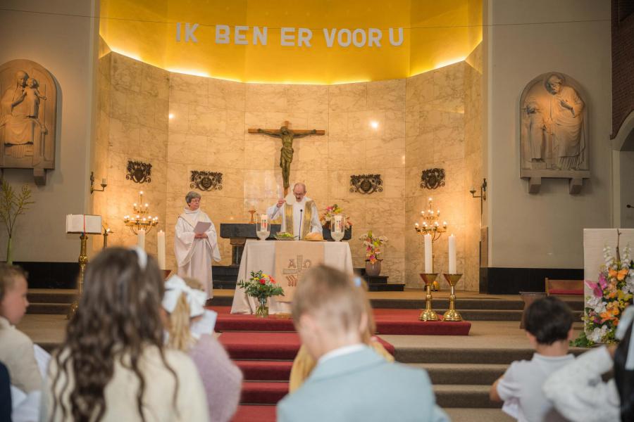 tijdens de consecratie van het brood © Sandra Janssen en Wim Duysburgh