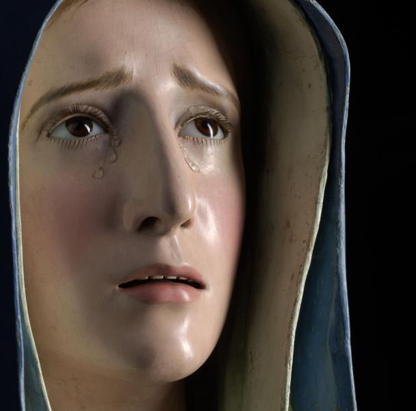 detail van : Pedro de Mena, Mater Dolorosa, c. 1680 Polychrome wood with reverse painted glass eyes, 49 x 39 x 22 cm MNHA, Luxemburg (on loan from a private collection), inv. 2016-D009/002  © © Dominique Provost