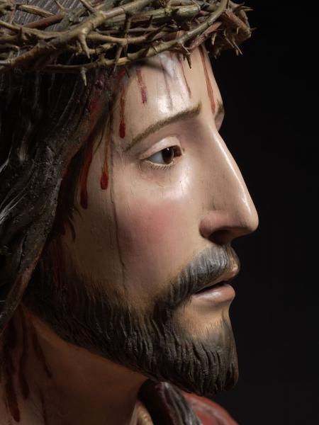 Detail van : Pedro de Mena, Ecce Homo, c. 1680 Polychrome wood with reverse painted glass eyes, 49 x 41,5 x 18 cm MNHA, Luxemburg (on loan from a private collection), inv. 2016-D009/001 © © Dominique Provost