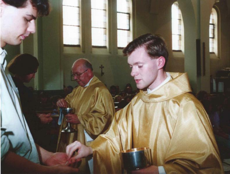 Pastor Gino deelt de communie uit op zijn priesterwijding © Gino Matheeuws