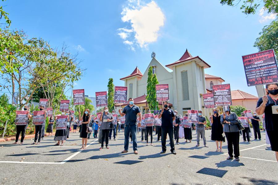 protest bij de parochikerk 