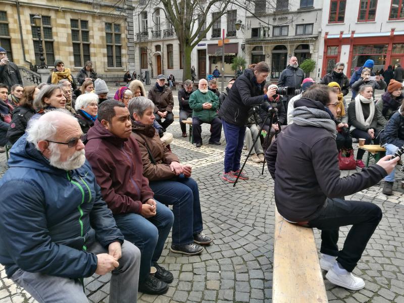 Voor de majestueuze Carolus Borromeüskerk, een uniek herdenkingsritueel voor Antwerpse straatdoden. © 't Vlot