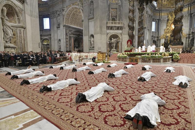 Priesterwijding met paus Franciscus © Vatican Media