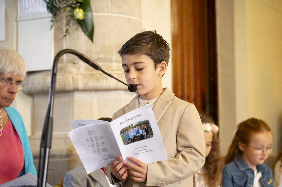 (Klik op de pijltjes om doorheen het fotoalbum te navigeren) 