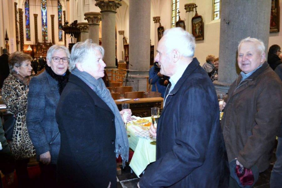 Na de viering werden de parochianen getrakteerd op een hapje en drankje ter gelegenheid van het afscheid van organiste Christina Burm © Urbain Van Kemseke