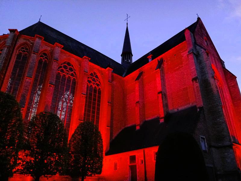 Red Wednesday aan de Sint-Kwintenskerk 