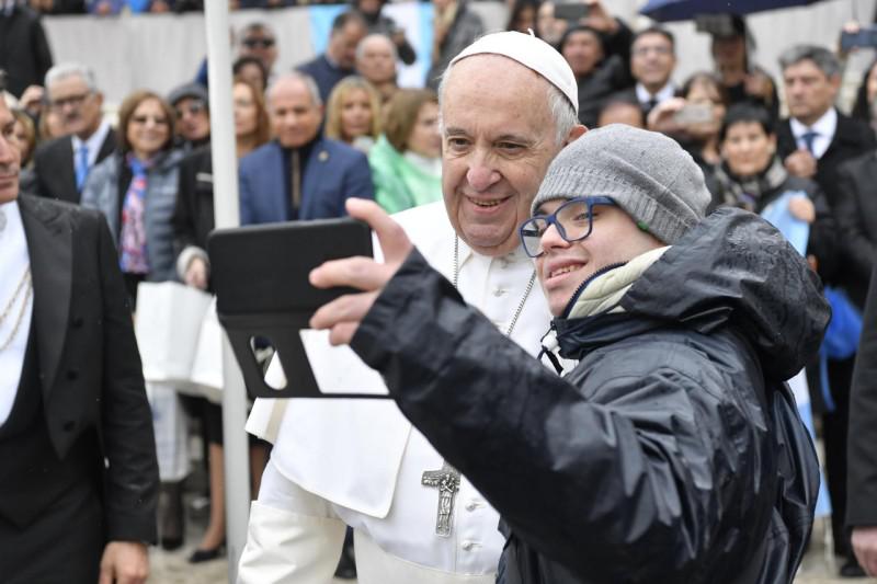 Selfie met de paus © Vatican Media
