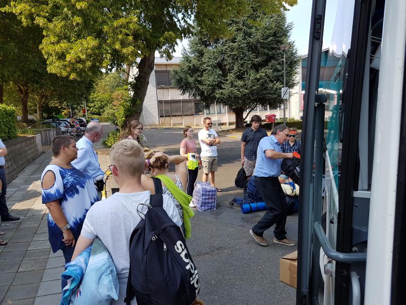 Alles en iedereen de bus op... goeie reis! 