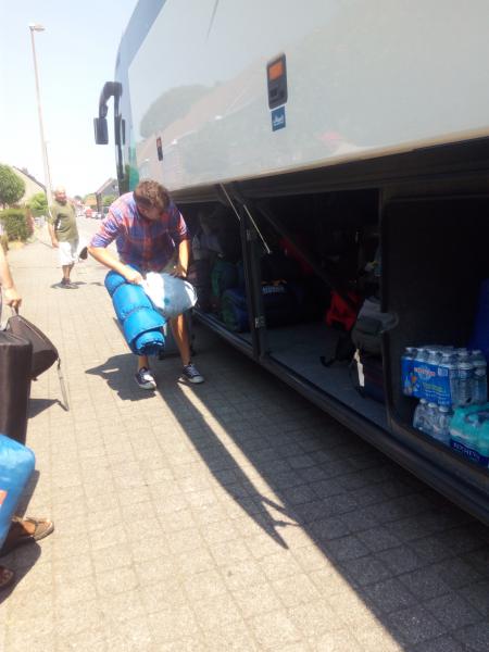Alles en iedereen de bus op... goeie reis! 