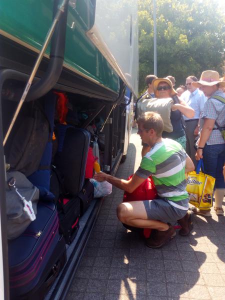 Alles en iedereen de bus op... goeie reis! 