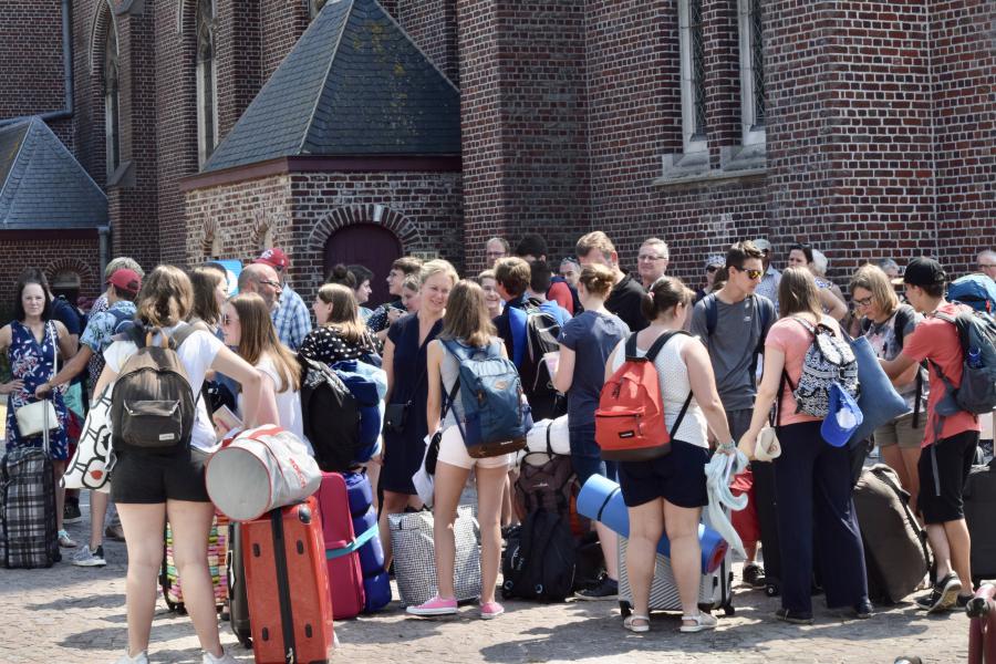 De misdienaars verzamelen voor het vertrek 