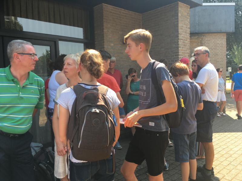 De misdienaars verzamelen voor het vertrek 