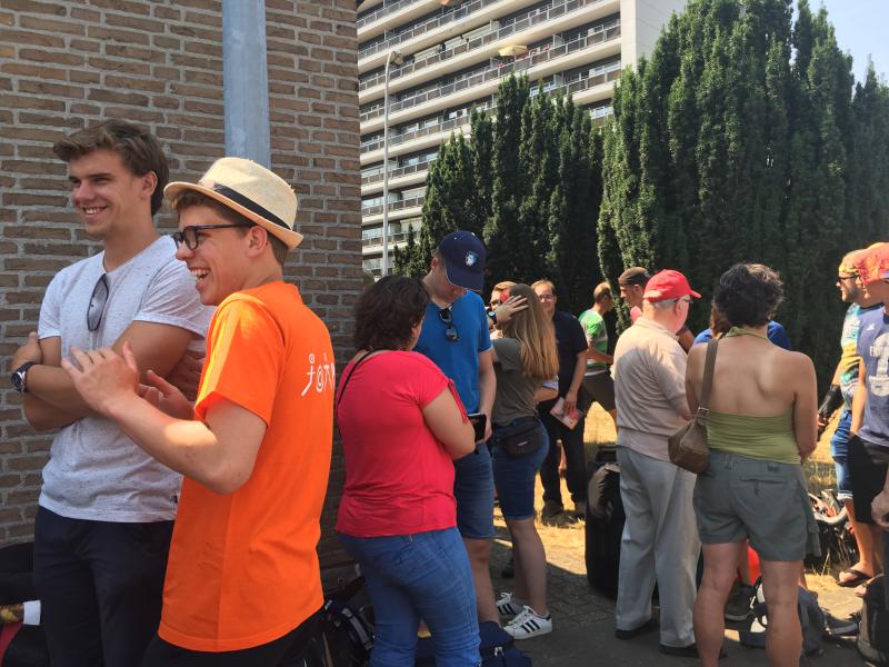 De misdienaars verzamelen voor het vertrek 