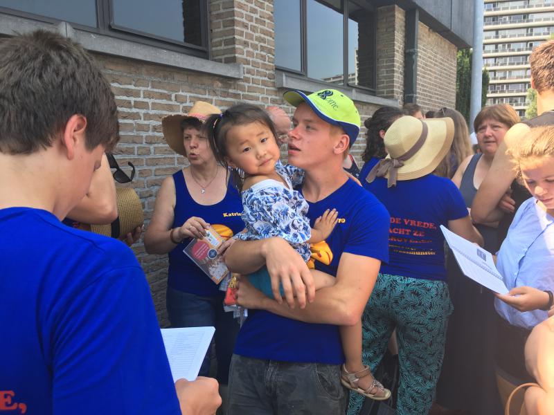 De misdienaars verzamelen voor het vertrek 