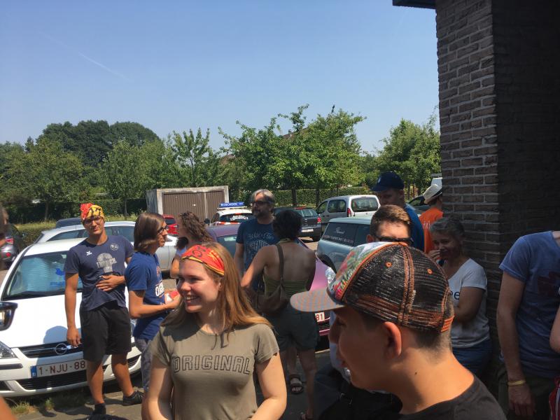 De misdienaars verzamelen voor het vertrek 
