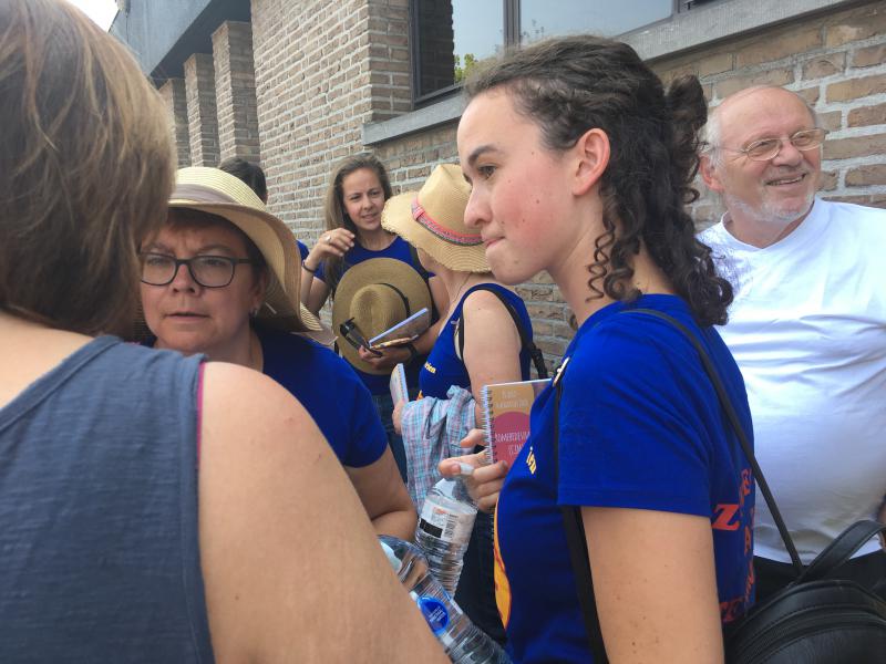 De misdienaars verzamelen voor het vertrek 