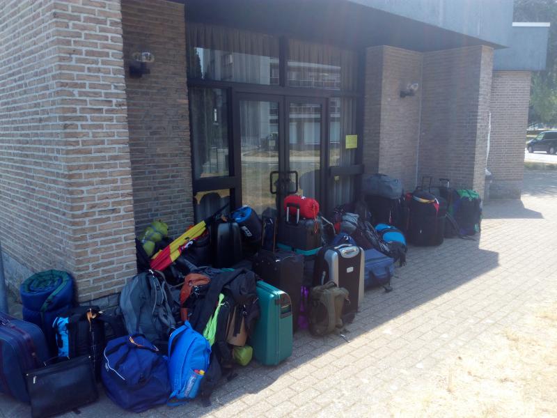 De misdienaars verzamelen voor het vertrek 