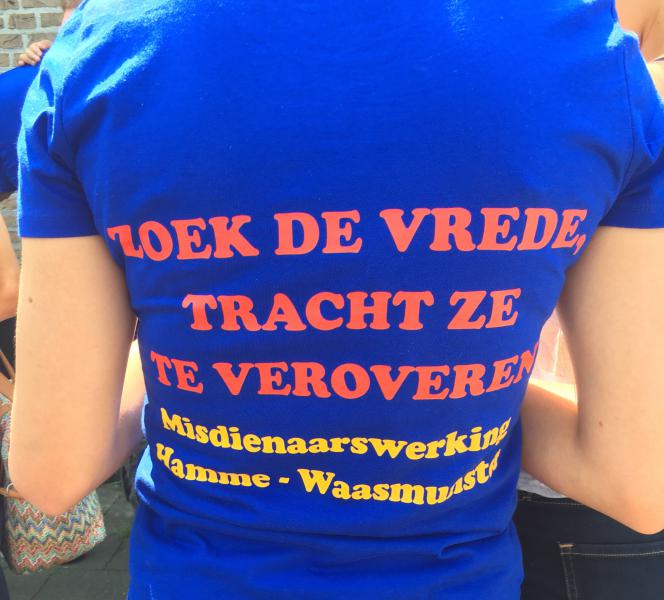 De misdienaars verzamelen voor het vertrek 