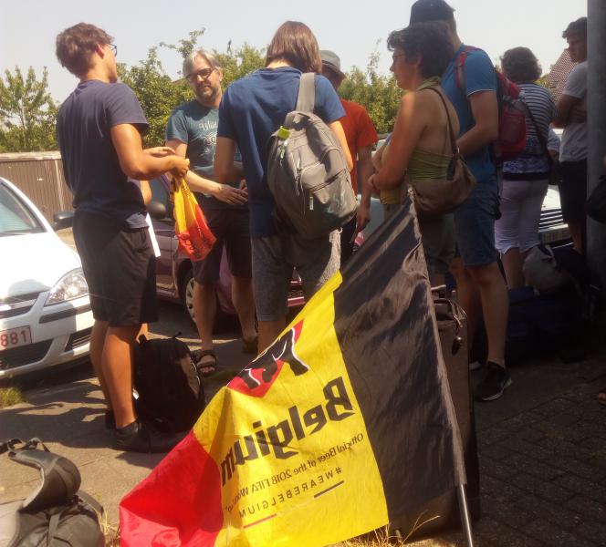 De misdienaars verzamelen voor het vertrek 