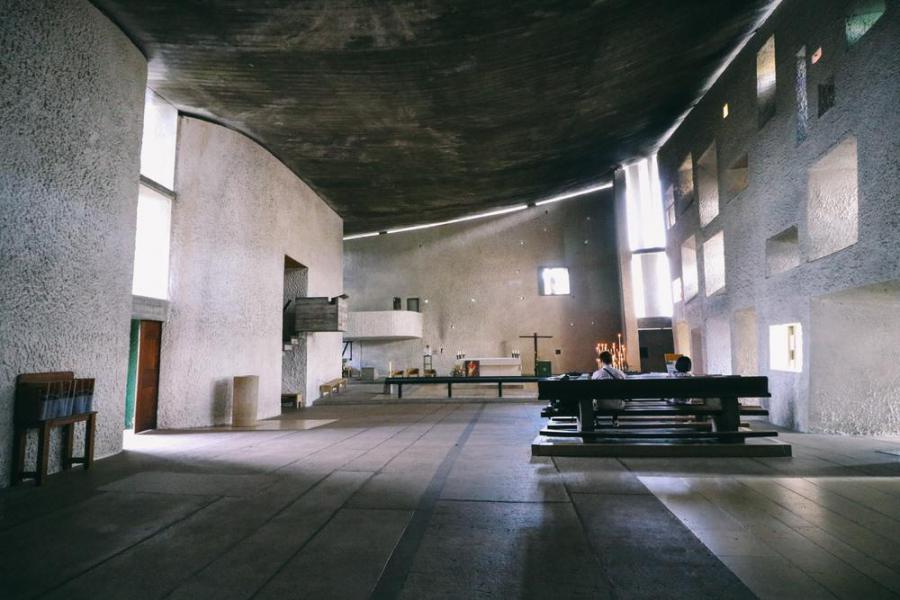 Interieur van de Notre Dame du Haut in Ronchamp. © Wikicommons