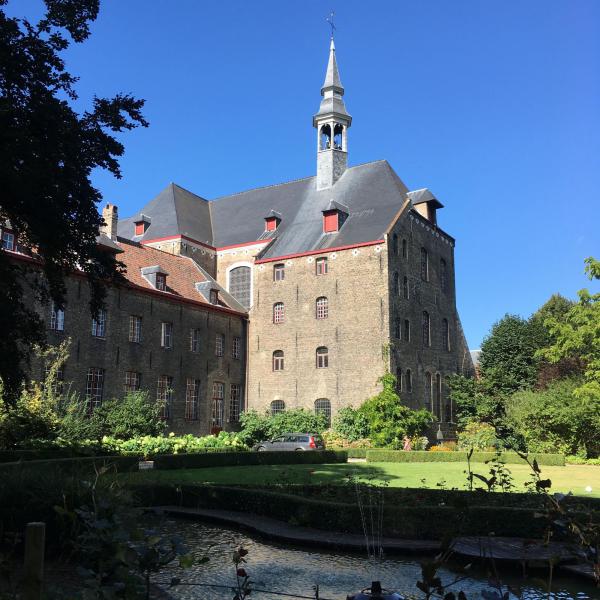 Buitenzicht vanuit de tuin van het Karmelietenklooster in Brugge © Sacred Books