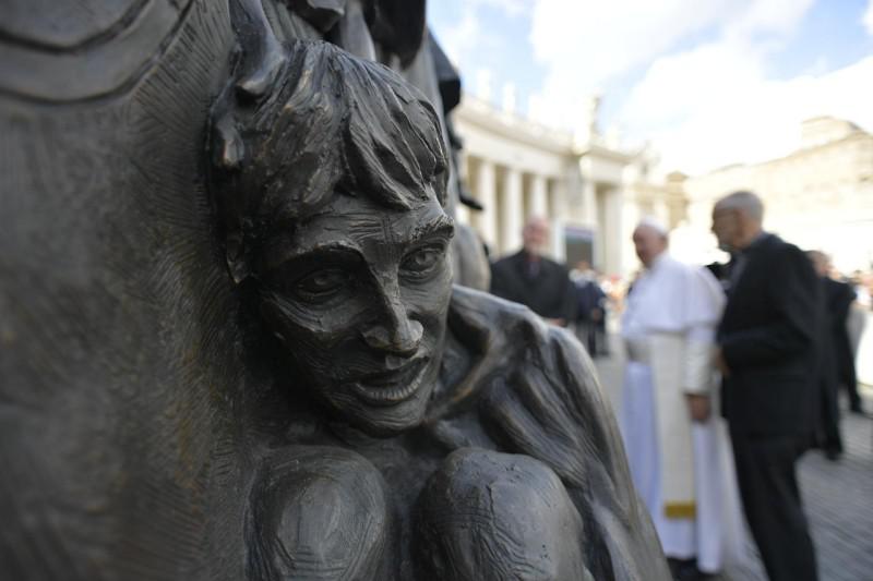 Paus Franciscus onthulde het beeld Angels Unawares van Timothy Schmalz © Vatican Media