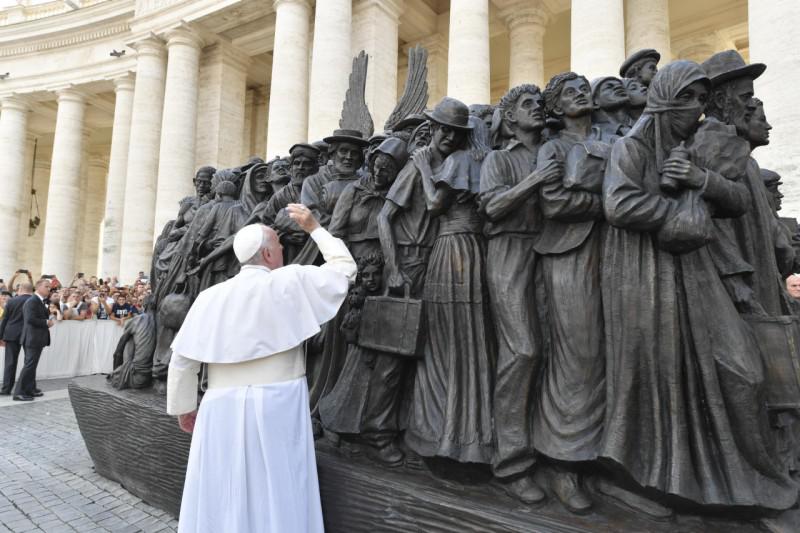 Angels Unawares van Timothy Schmalz © Vatican Media