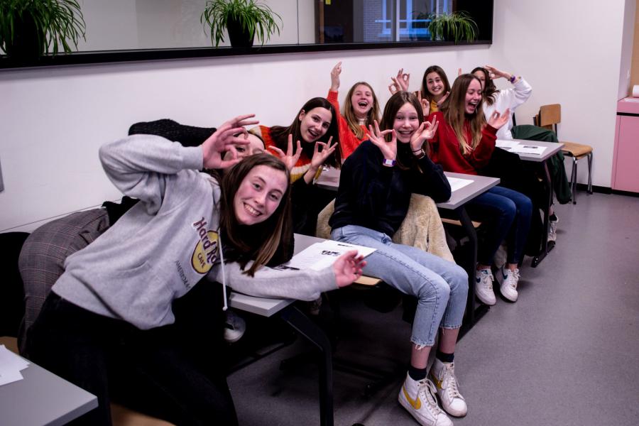 Deze dames zijn helemaal klaar ... © Bernarduscollege