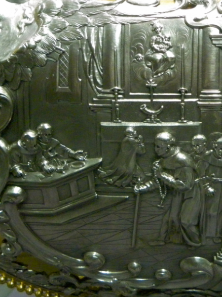 De hoorn van Sint-Cornelius staat als relikwiehouder uitgestald op het altaar van O.L.Vrouw. (Abdijkerk Ninove, relikwieschrijn 1647 detail) © Alexander Vandaele
