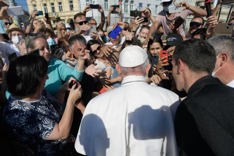 De coronaregels sneuvelden tijdens het hartelijke onthaal © Vatican Media